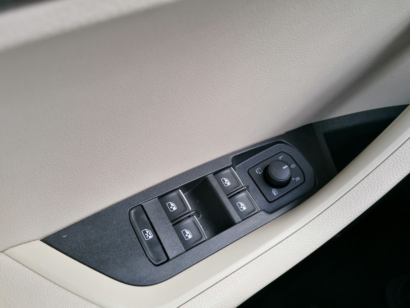 Škoda Karoq SUV 1,6 l 85 kw