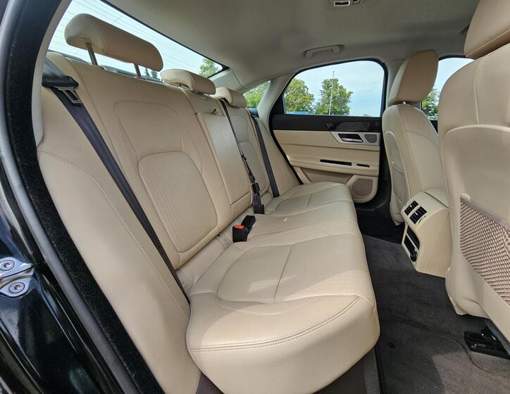 Jaguar XF 39