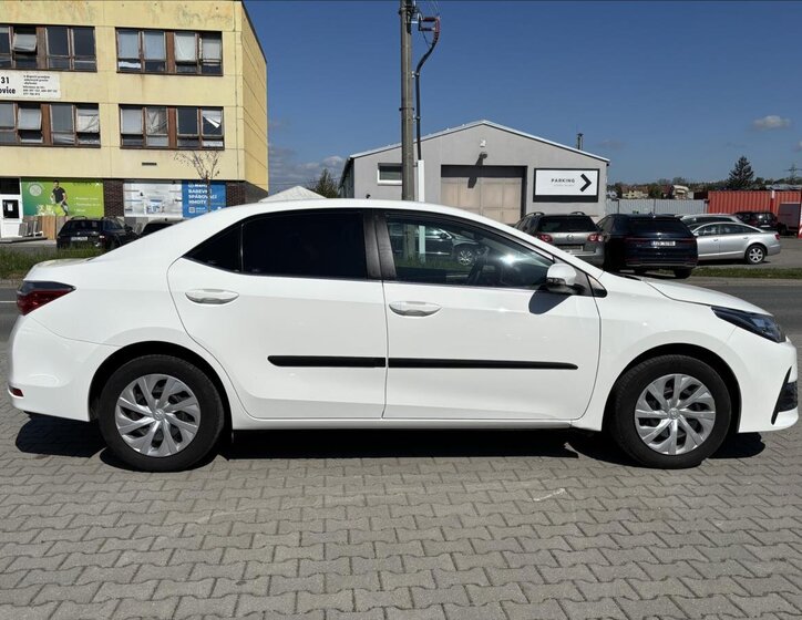 Toyota Corolla Sedan / Limuzína 1,6 l 97 kw