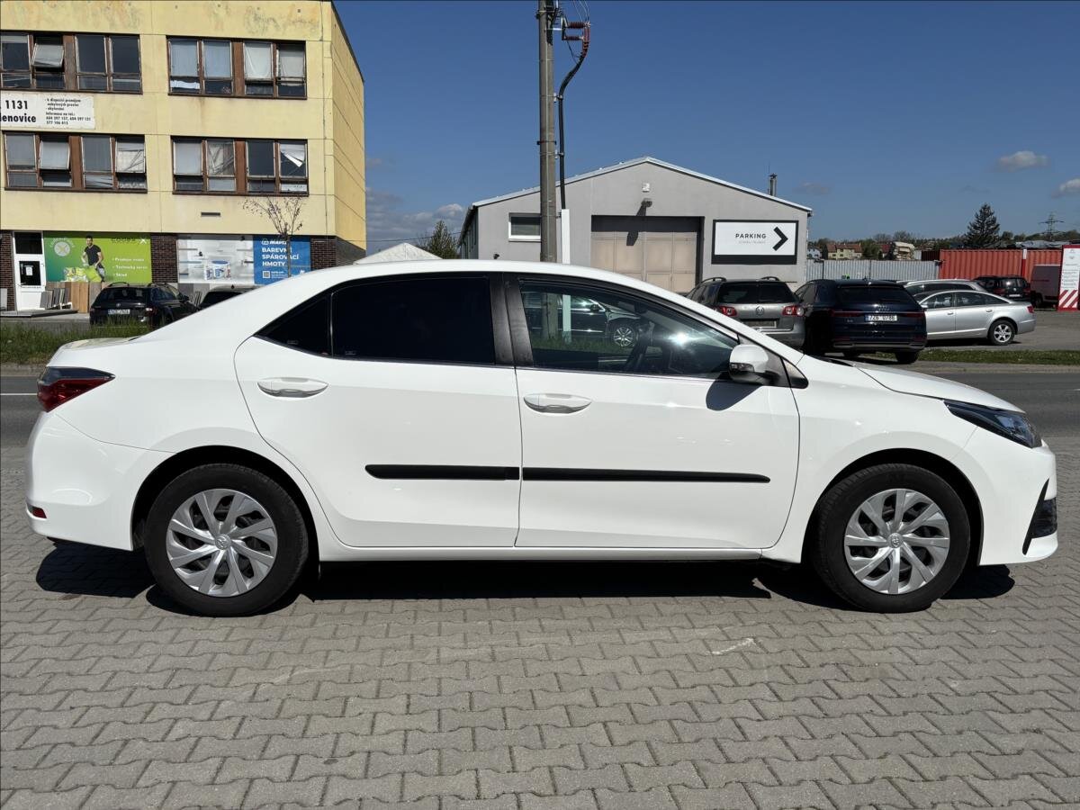 Toyota Corolla Sedan / Limuzína 1,6 l 97 kw