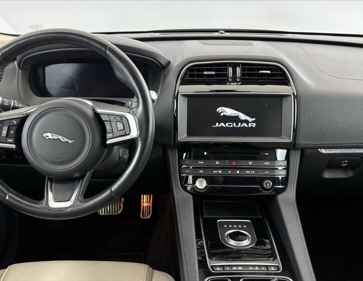 Jaguar F-Pace SUV / Terénní 2,0 l 132 kw