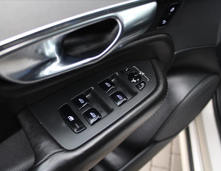 Volvo XC90 SUV 2,0 l 177 kw