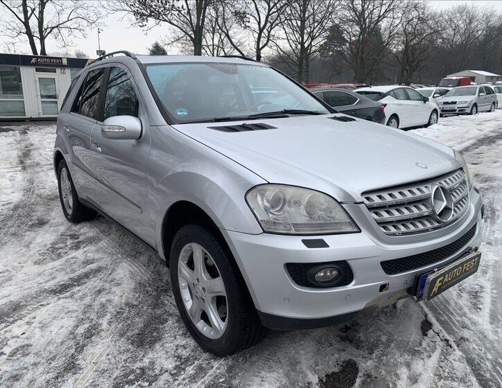 Mercedes-Benz Třídy M SUV / Terénní 4,0 l 225 kw