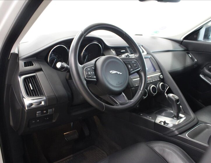 Jaguar E-Pace 10