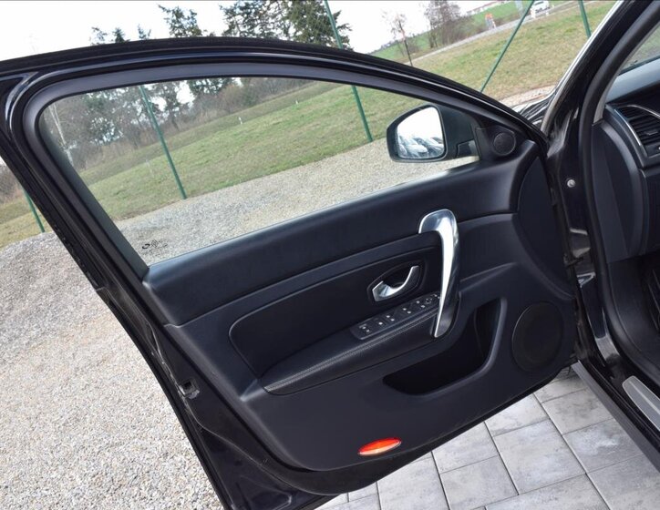 Renault Latitude Sedan / Limuzína 2,0 l 110 kw