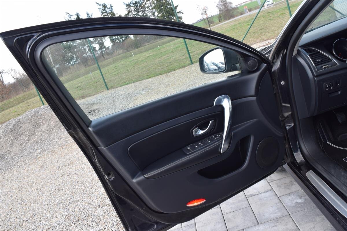 Renault Latitude Sedan / Limuzína 2,0 l 110 kw