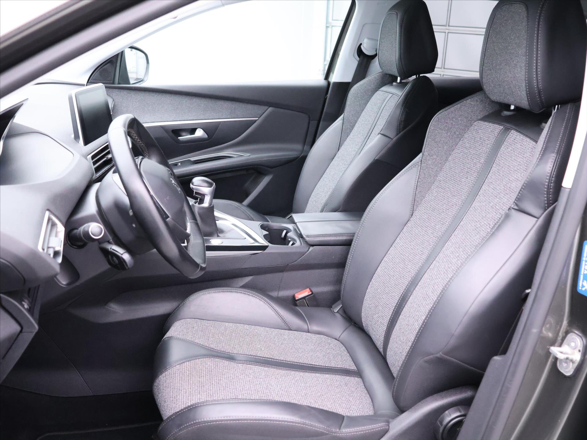 Peugeot 3008 SUV 1,2 l 96 kw