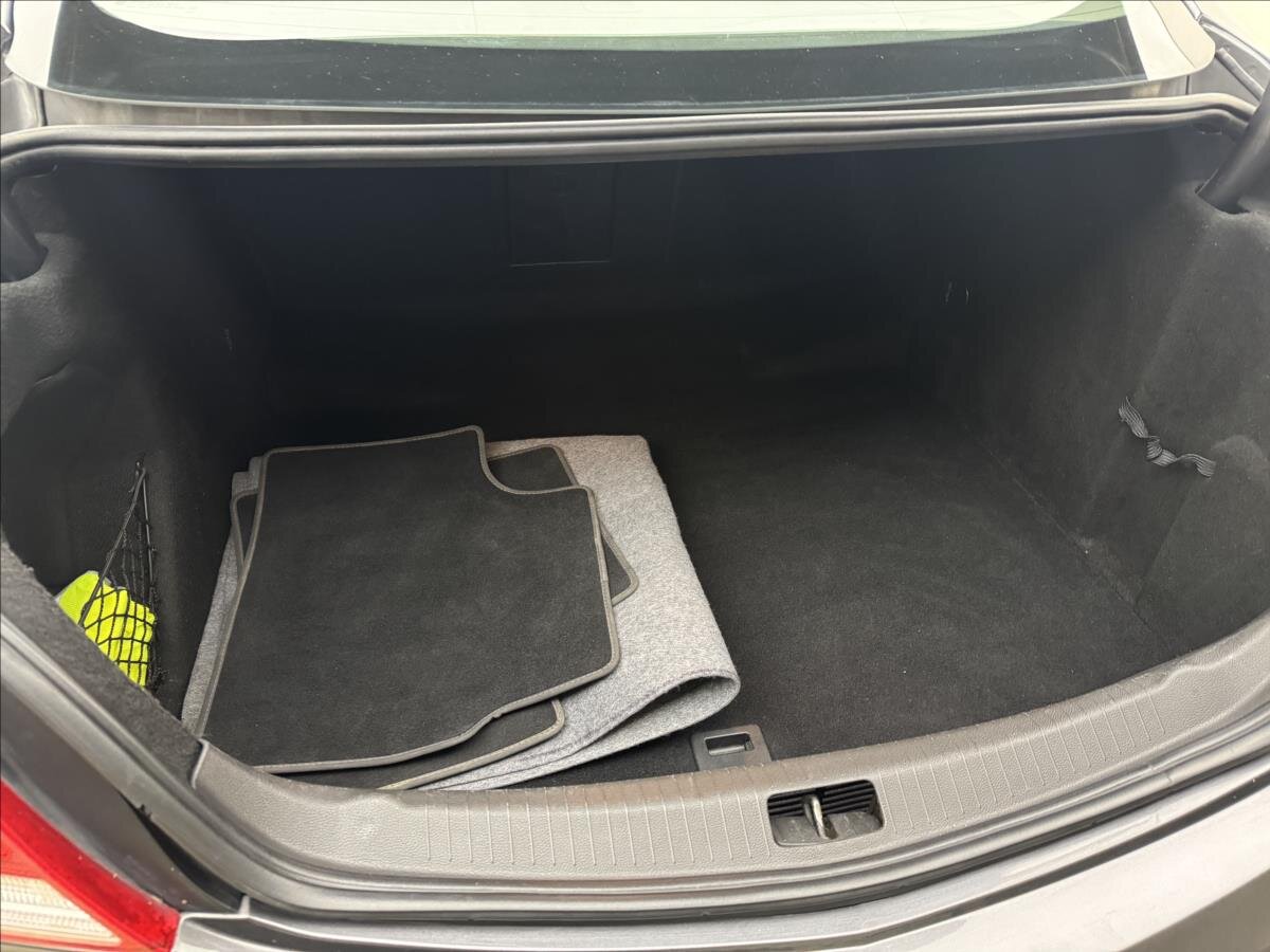 Opel Insignia Sedan / Limuzína 2,0 l 118 kw