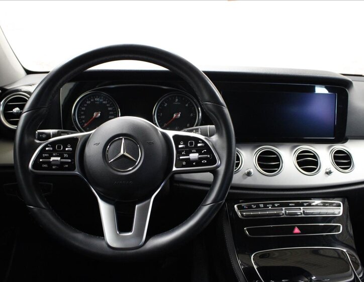 Mercedes-Benz Třídy E 28