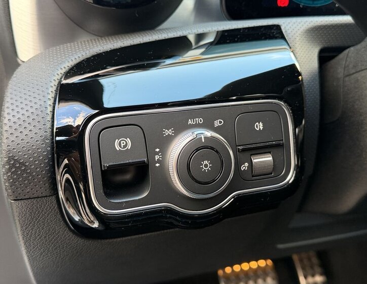 Mercedes-Benz Třídy A Hatchback 1,3 l 118 kw