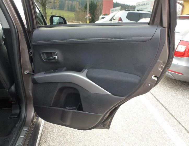 Mitsubishi Outlander 26