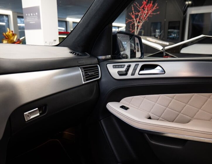 Mercedes-Benz GL SUV 4,7 l 320 kw