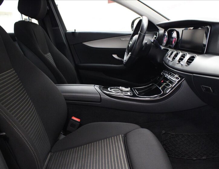 Mercedes-Benz Třídy E 12