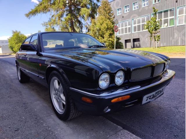 Jaguar XJR