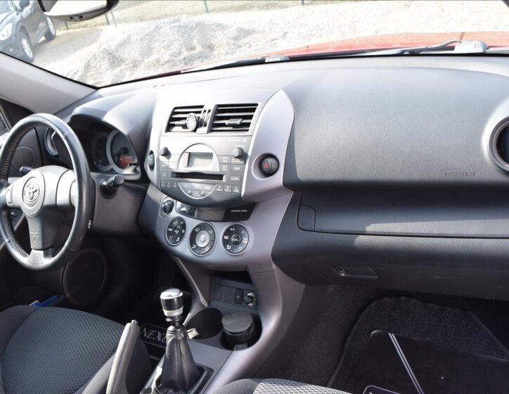 Toyota RAV4 SUV / Terénní 2,2 l 100 kw