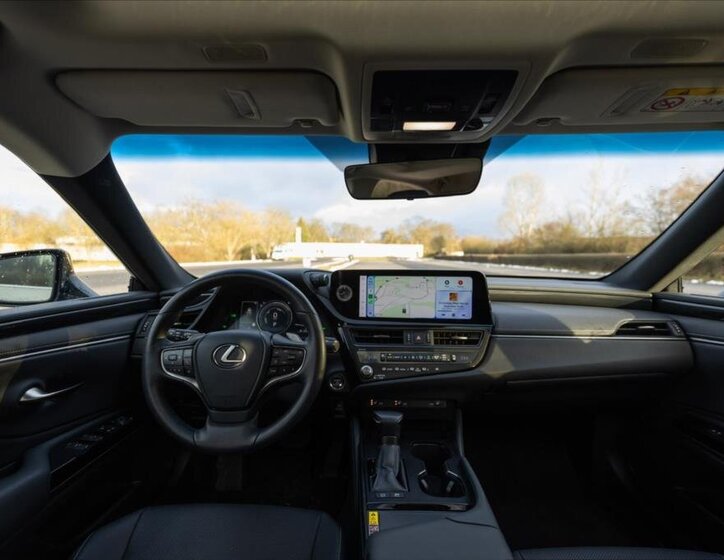 Lexus ES 300h Sedan / Limuzína 2,5 l 160 kw