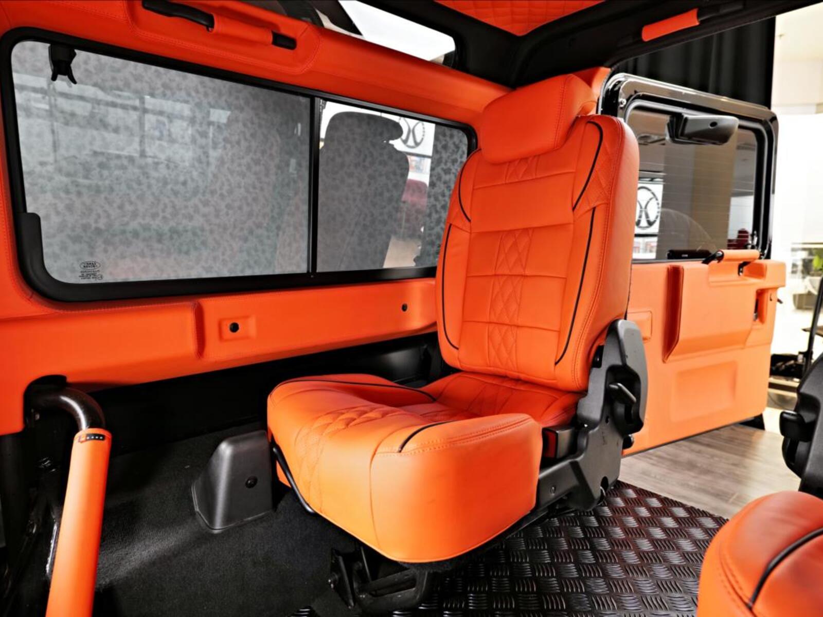 Land Rover Defender 26