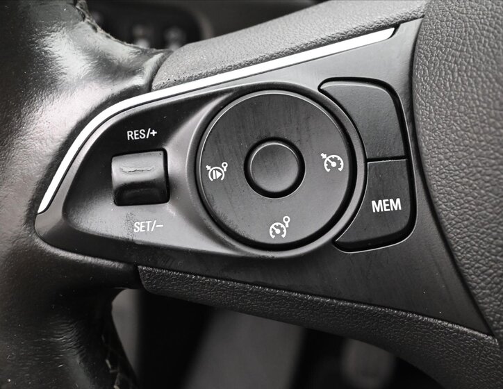 Opel Grandland X SUV / Terénní 1,6 l 88 kw