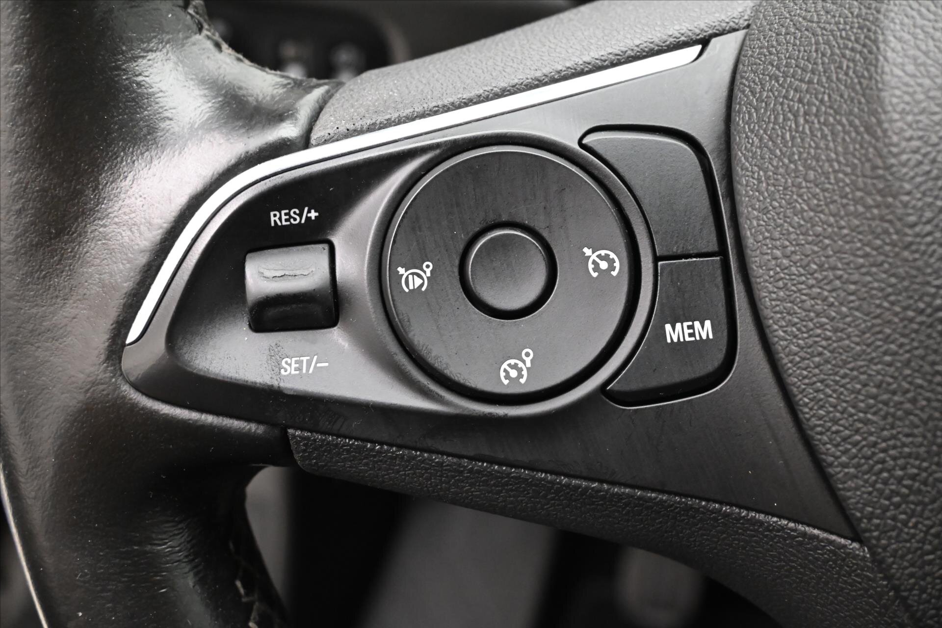 Opel Grandland X SUV / Terénní 1,6 l 88 kw