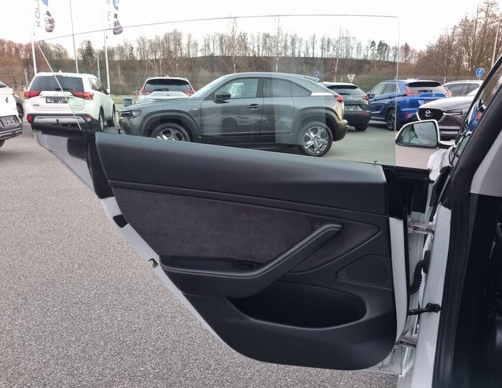 Tesla Model 3 Sedan / Limuzína 0,0 355 kw