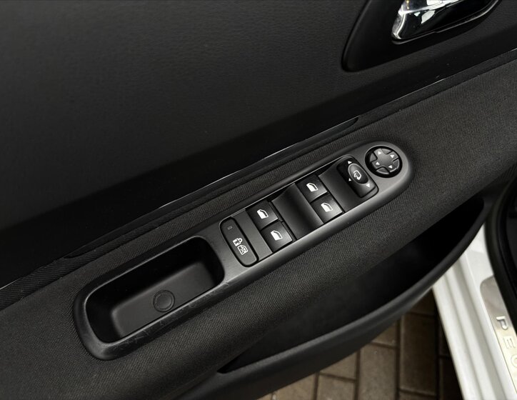 Peugeot 5008 MPV 2,0 l 120 kw