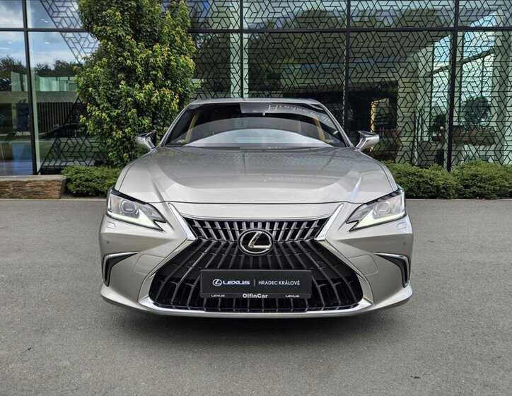 Lexus ES 300h Sedan / Limuzína 2,5 l 160 kw