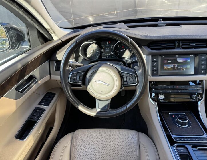 Jaguar XF Sedan / Limuzína 2,0 l 132 kw