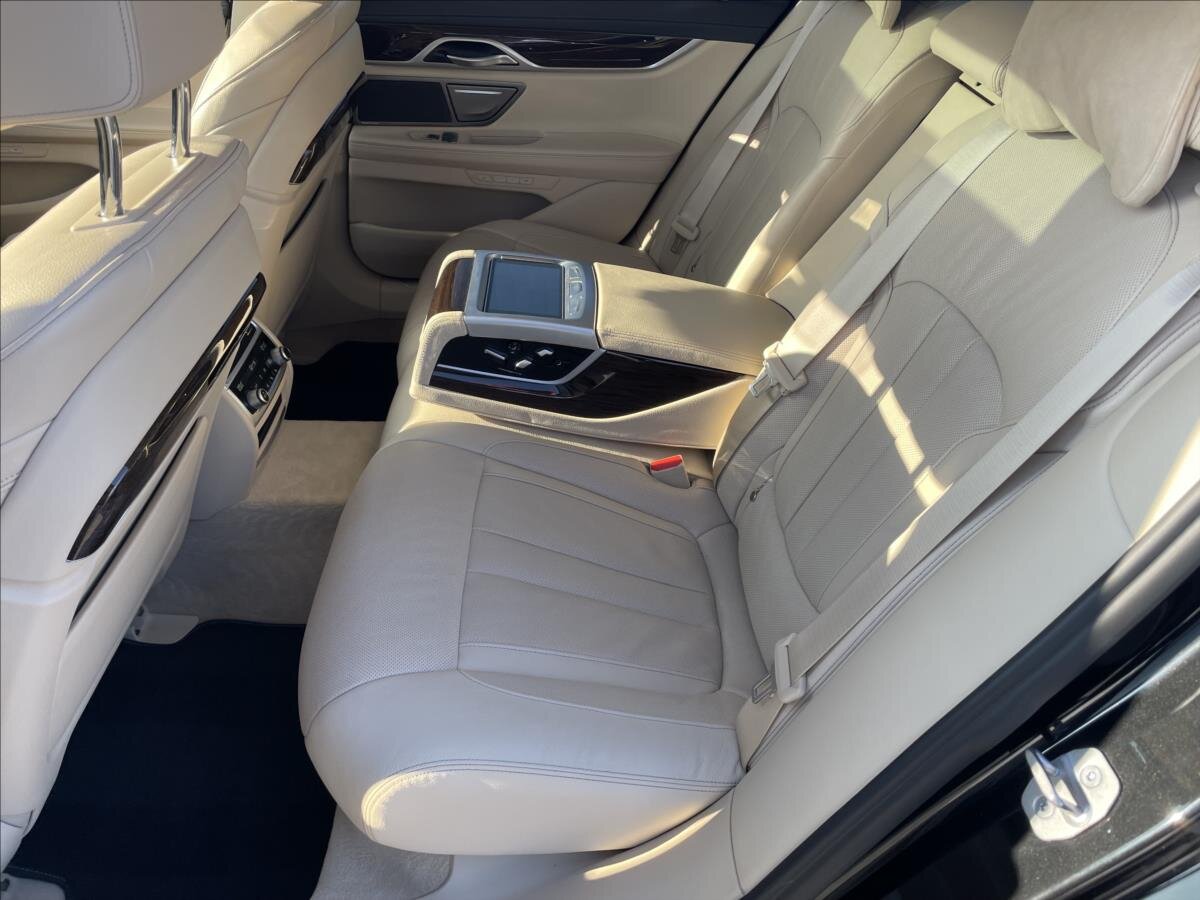 BMW Řada 7 Sedan 3,0 l 210 kw