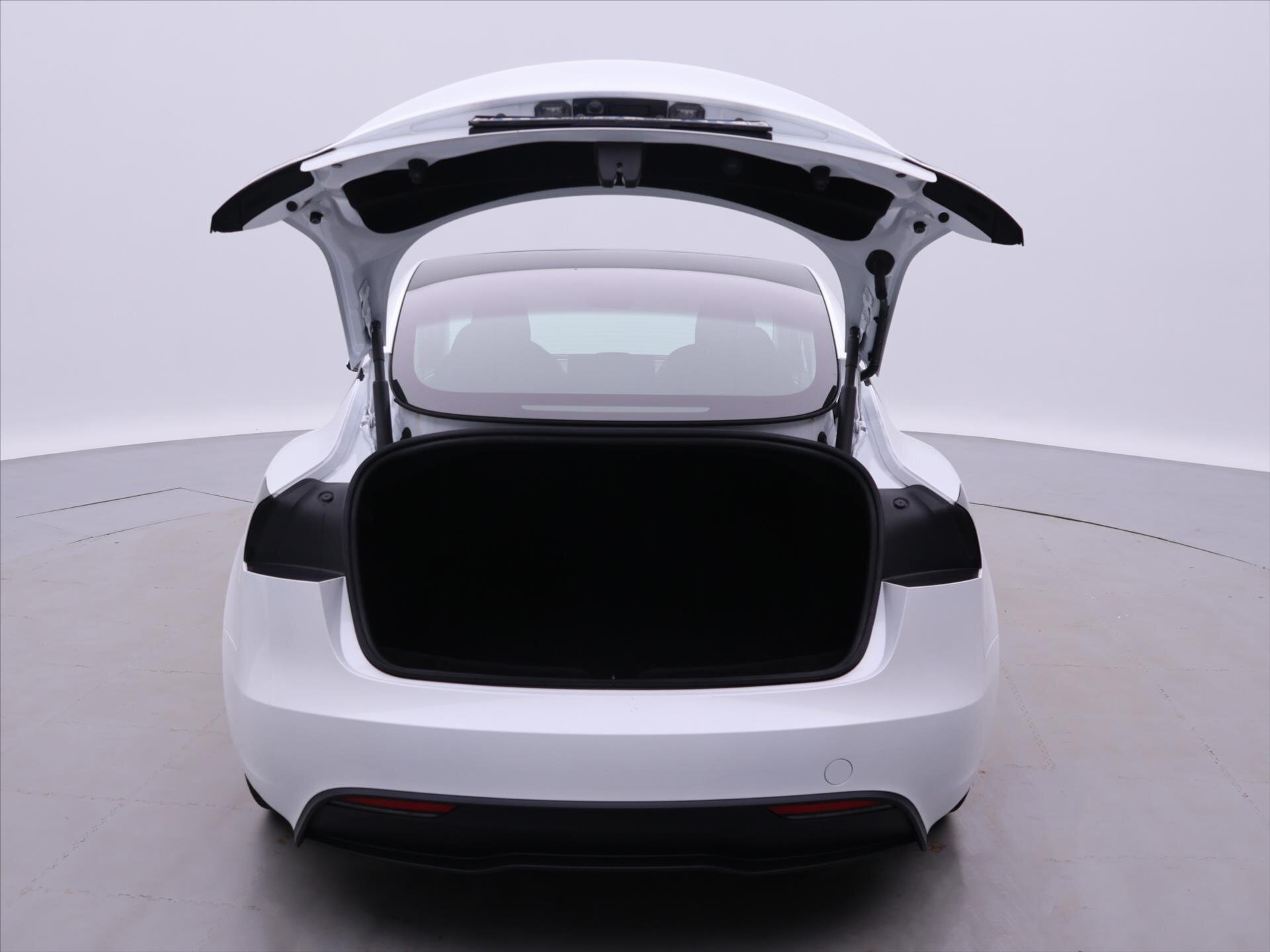 Tesla Model 3 Sedan / Limuzína 0,0 208 kw