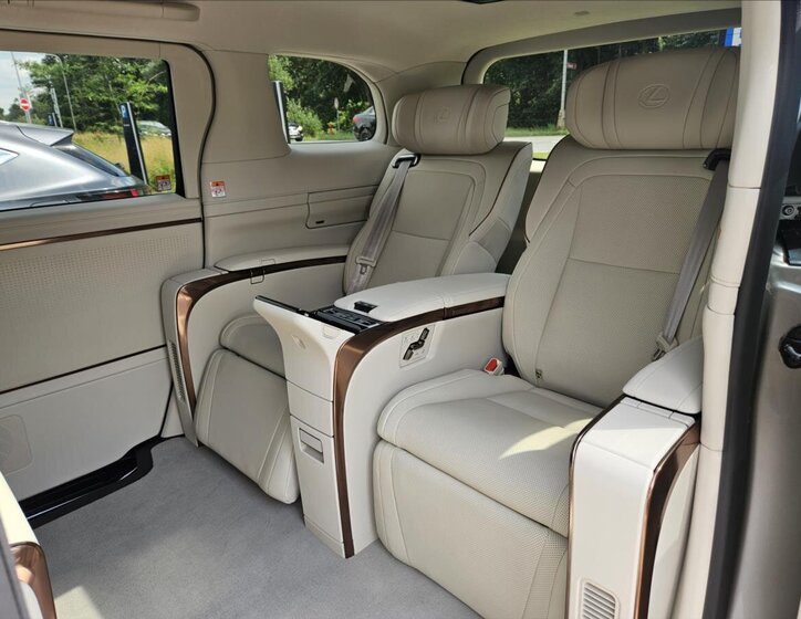 Lexus LM 350h VAN / Minibus 2,5 l 140 kw