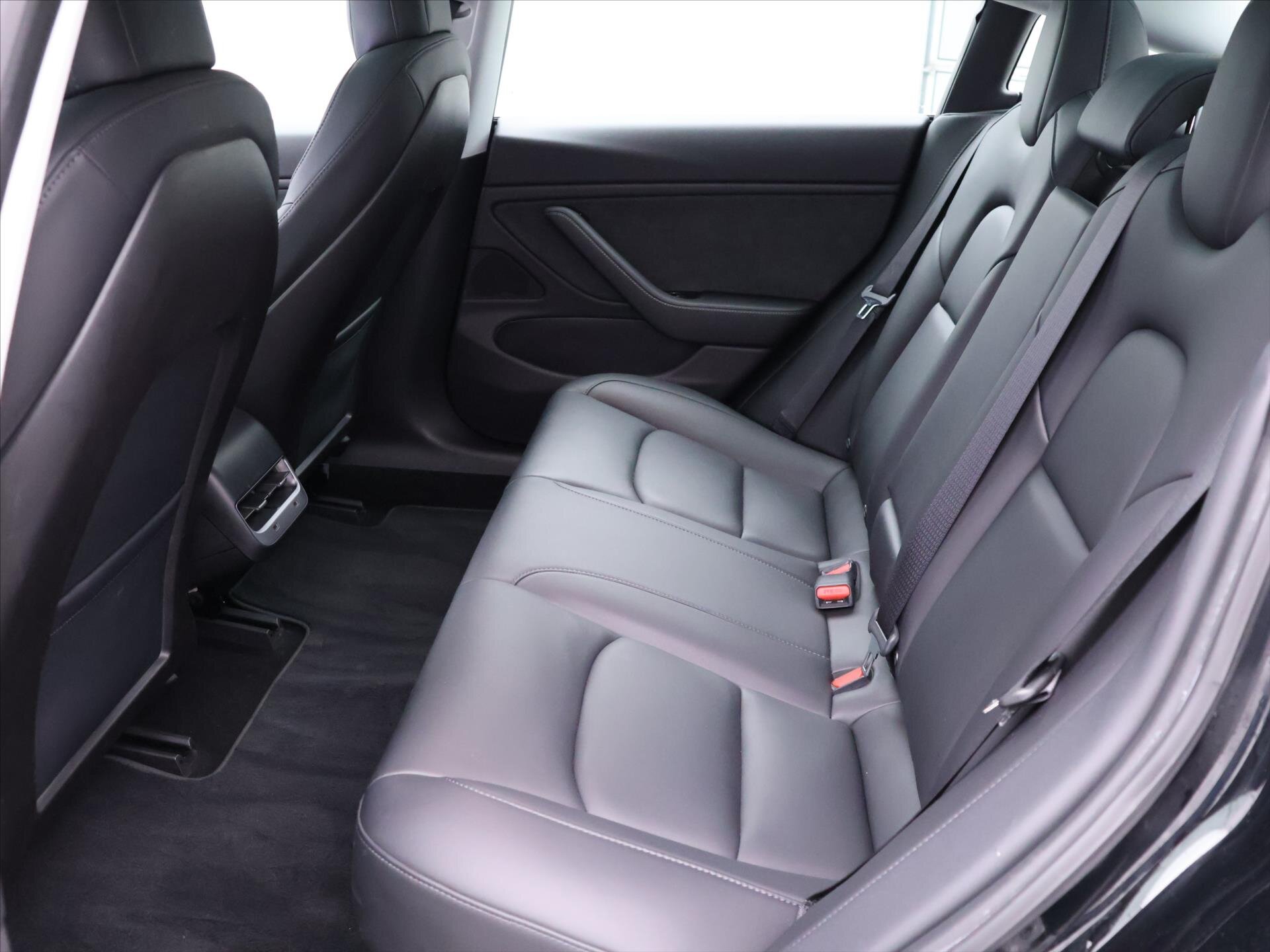 Tesla Model 3 Sedan / Limuzína 0,0 340 kw