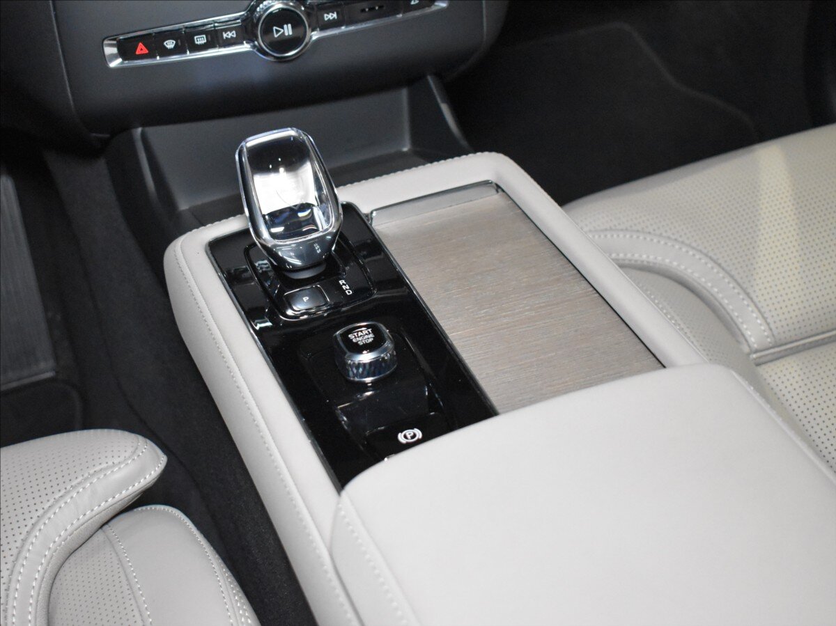 Volvo XC90 SUV / Terénní 2,0 l 335 kw