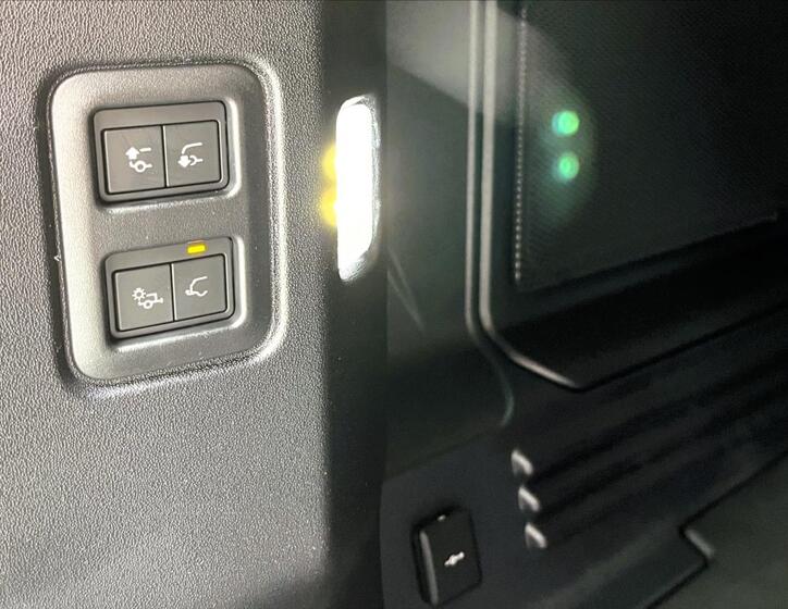 Land Rover Defender 7