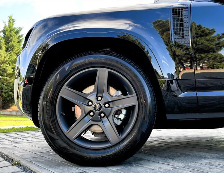 Land Rover Defender 3