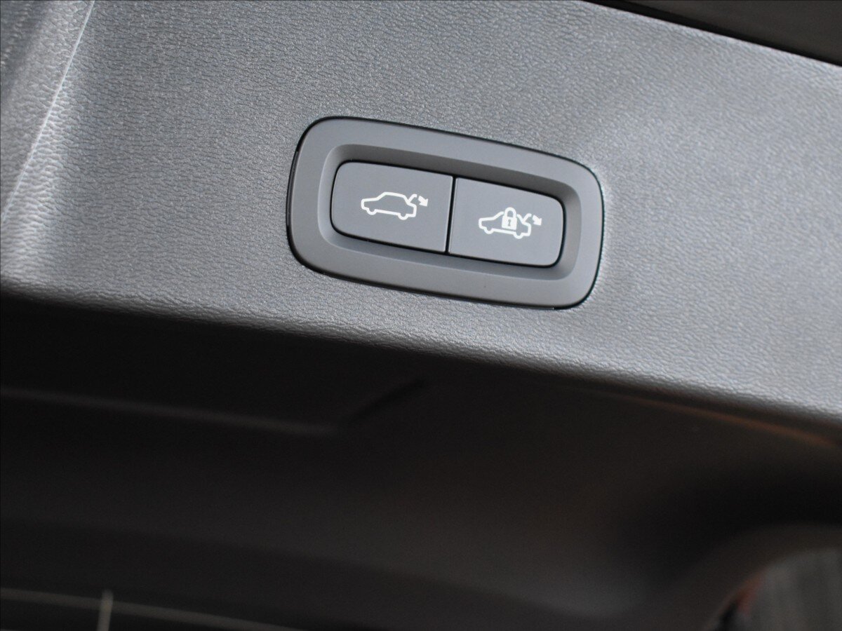 Volvo XC40 SUV / Terénní 2,0 l 120 kw