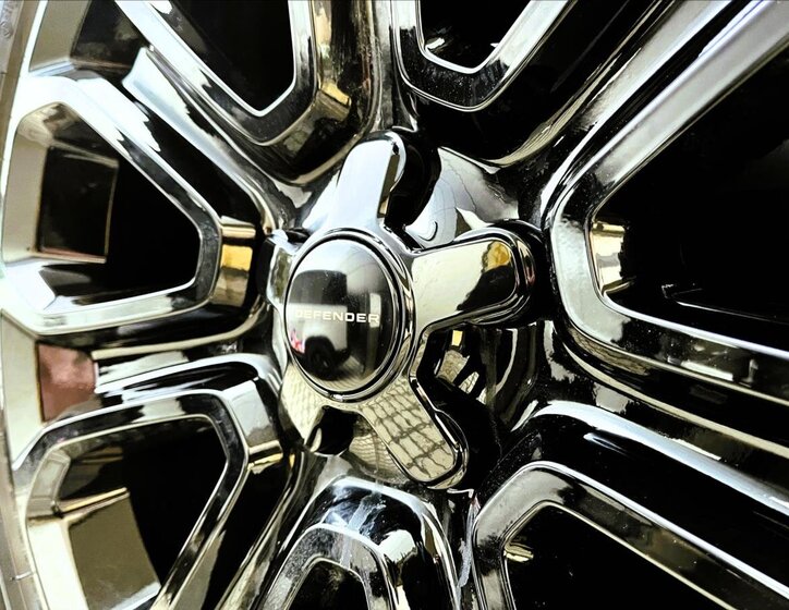 Land Rover Defender SUV / Terénní 4,4 l 467 kw