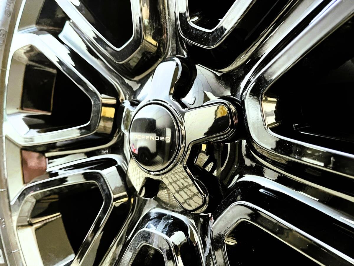 Land Rover Defender SUV / Terénní 4,4 l 467 kw