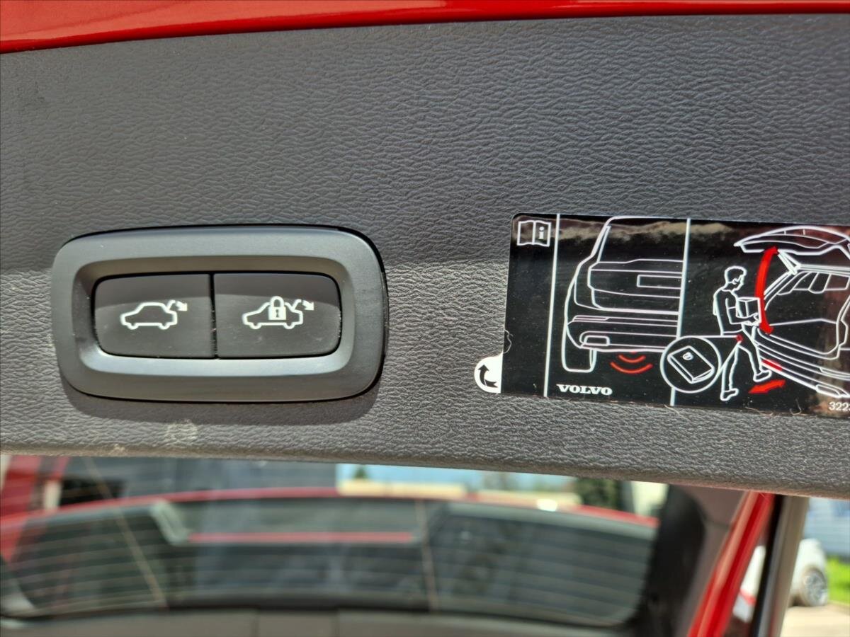Volvo XC40 SUV / Terénní 2,0 l 145 kw