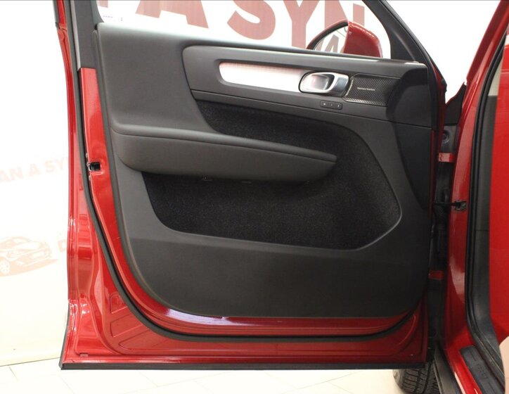 Volvo XC40 SUV / Terénní 2,0 l 182 kw