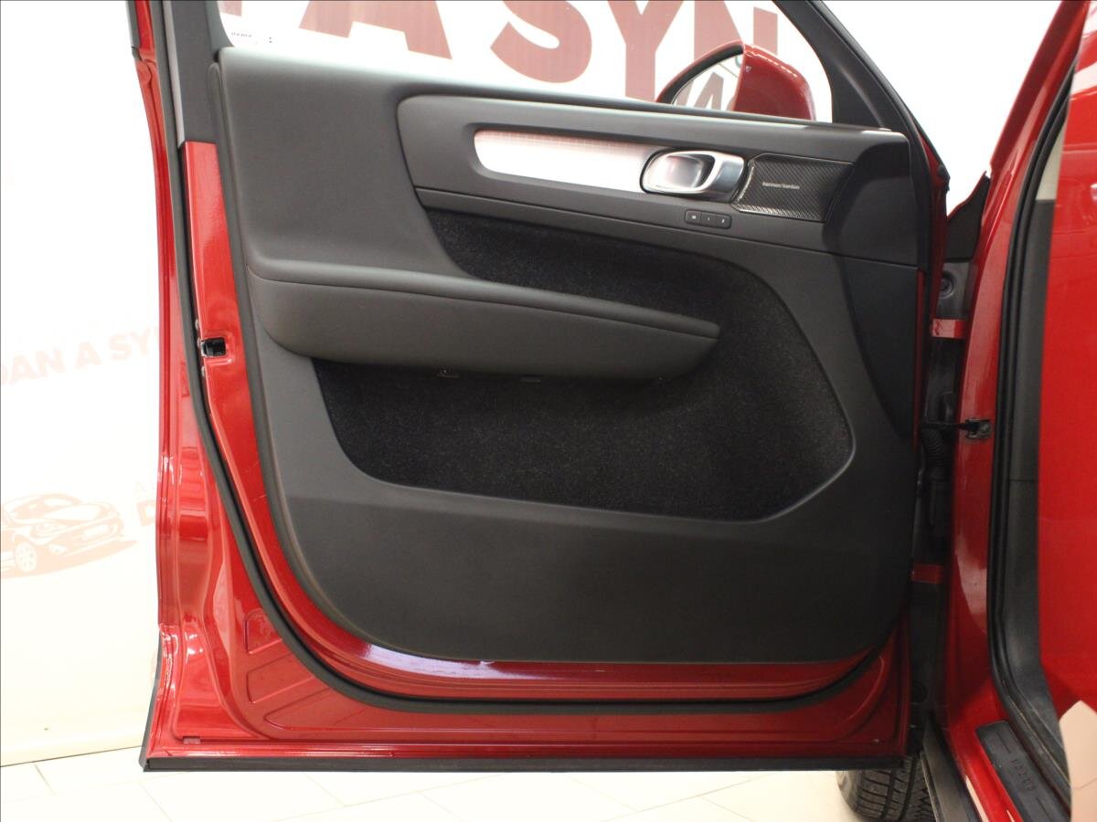 Volvo XC40 SUV / Terénní 2,0 l 182 kw