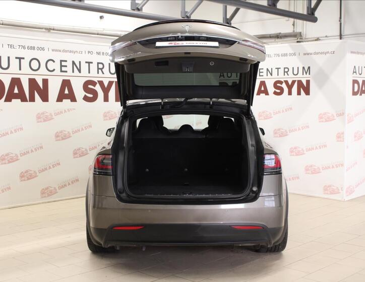 Tesla Model X 8