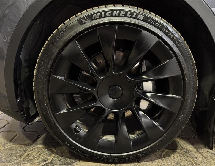 Tesla Model Y 33