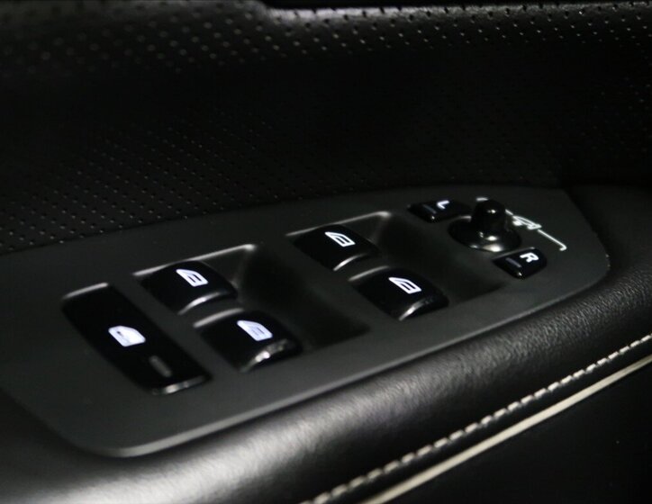 Volvo S90 Sedan / Limuzína 2,0 l 235 kw