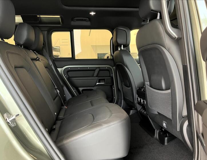 Land Rover Defender 24