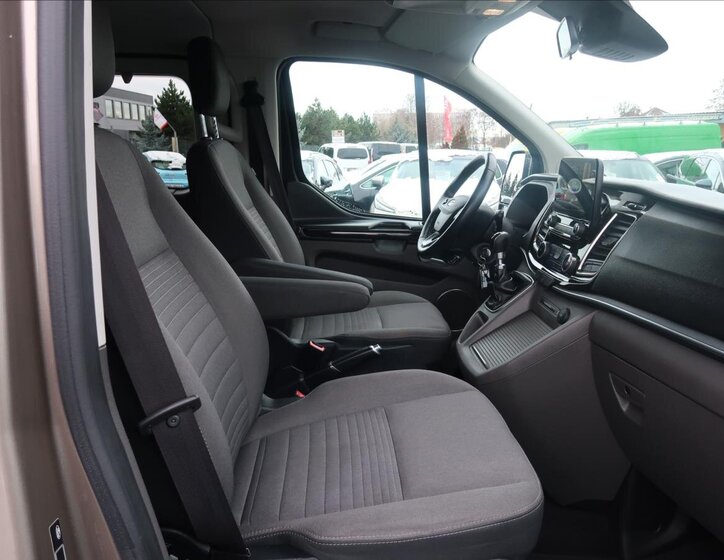 Ford Tourneo Custom 13