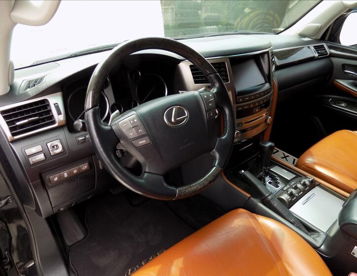 Lexus LX 570 12
