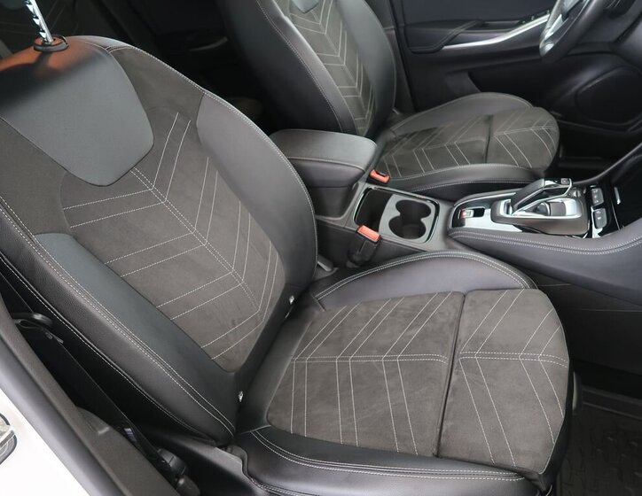 Opel Grandland SUV / Terénní 1,6 l 147 kw