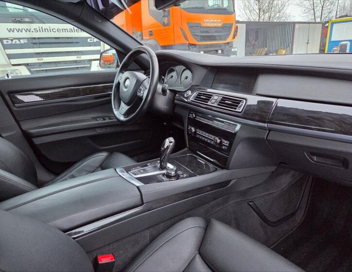 BMW Řada 7 Sedan / Limuzína 4,4 l 300 kw