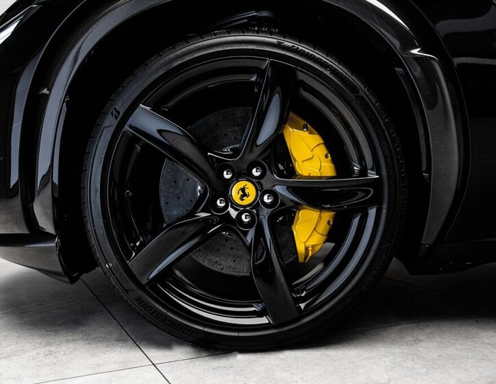 Ferrari Ostatní SUV / Terénní 6,5 l 529 kw