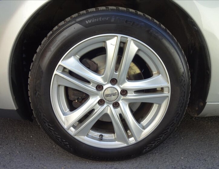 Toyota Avensis Kombi 2,0 l 93 kw